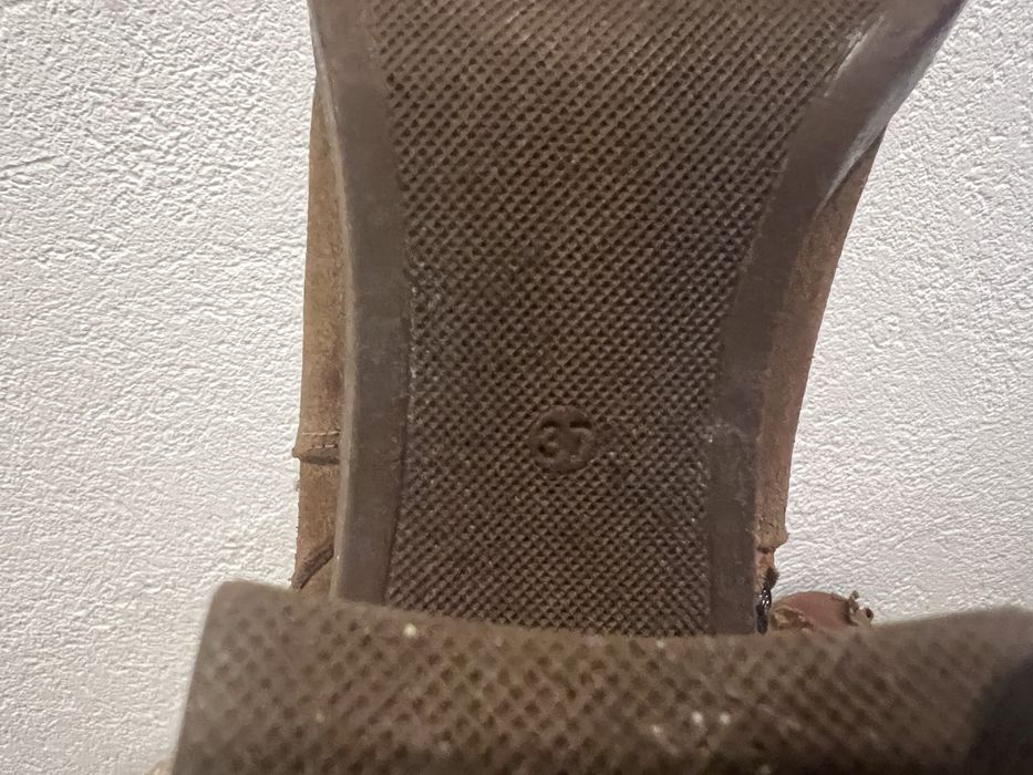 Botins Tapadas em Camurça Taupe