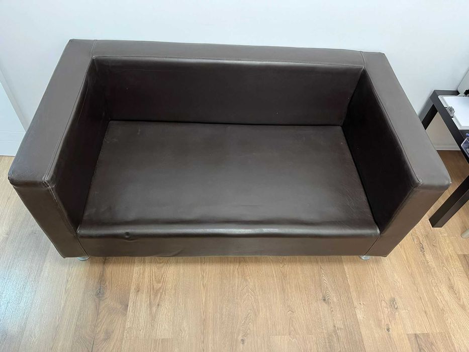 Sofá preto de dois lugares