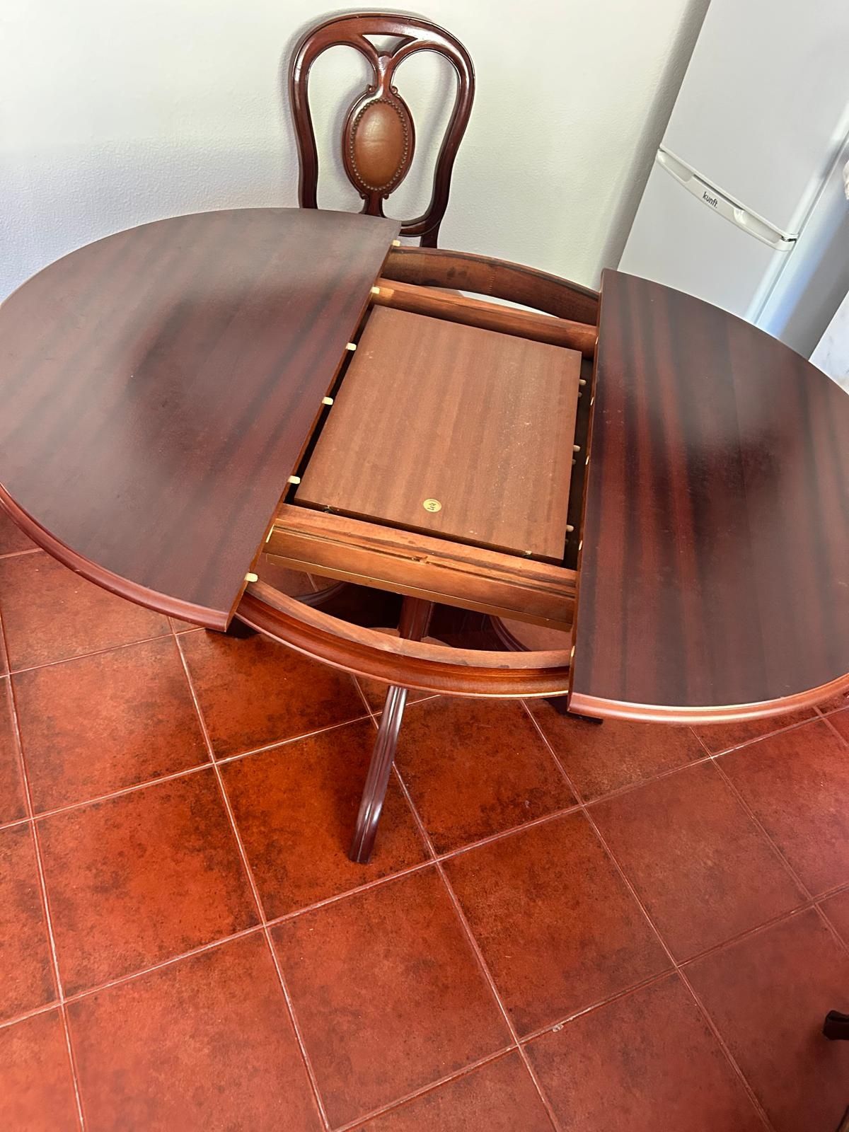 Conjunto Mesa de Jantar Extensível em Mogno com 5 Cadeiras em Couro