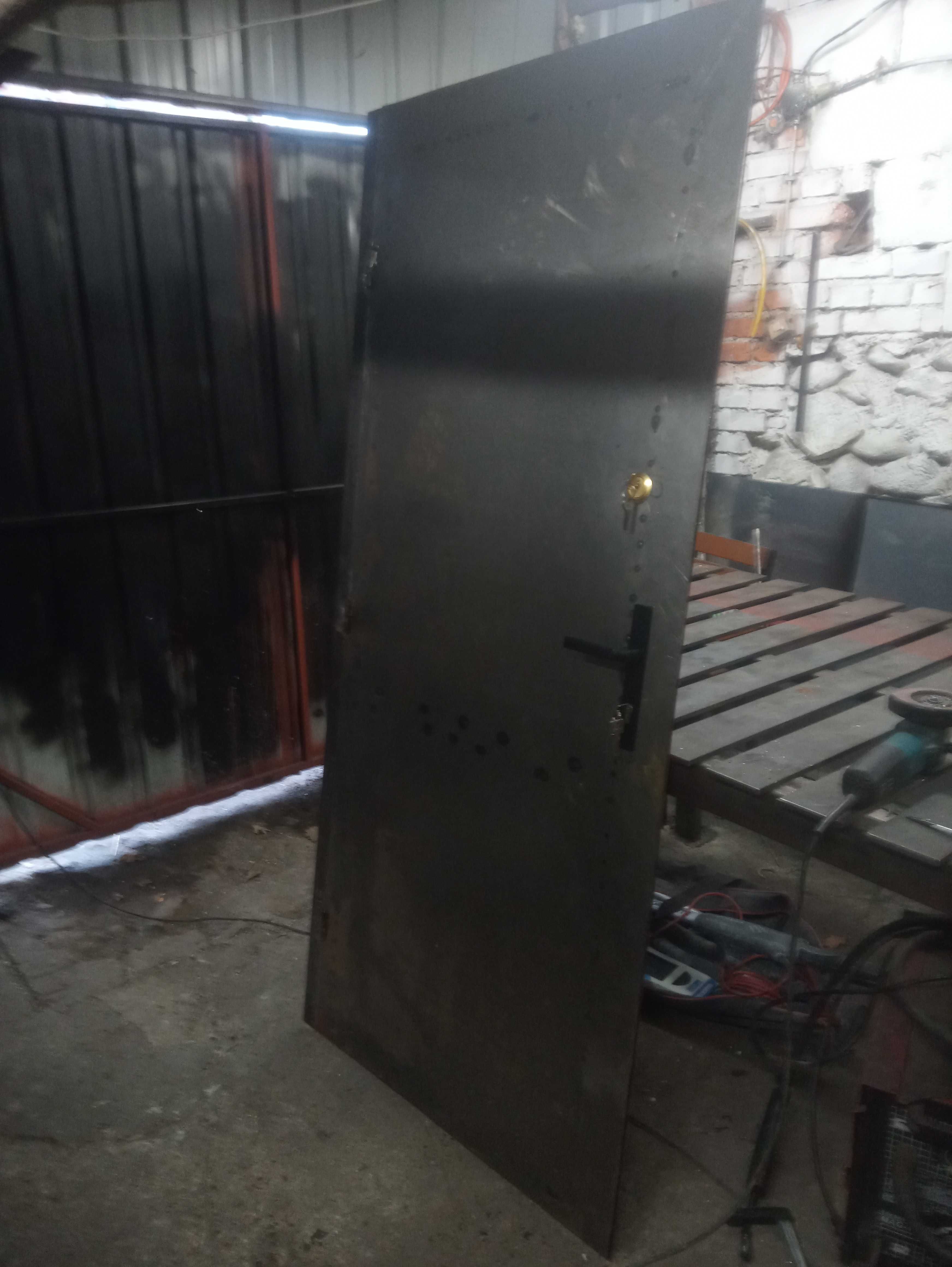 Drzwi metalowe spawane na wymiar do piwnicy oraz drzwi do wędzarni.