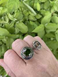 Srebrny pierścionek lilijki z zielonym kamieniem
