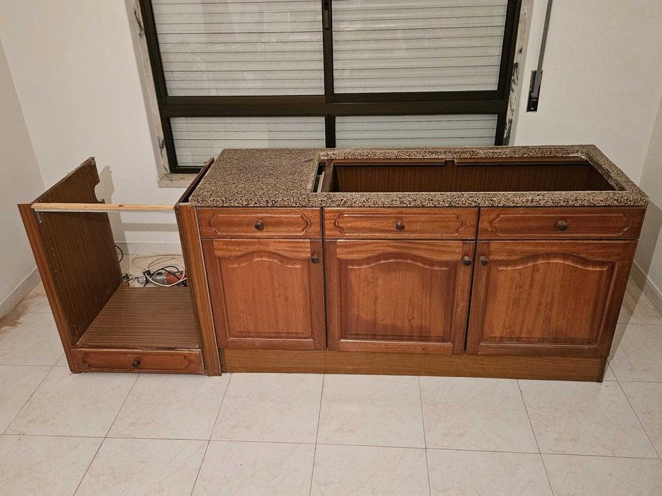 Armários de cozinha completos com tampo em granito