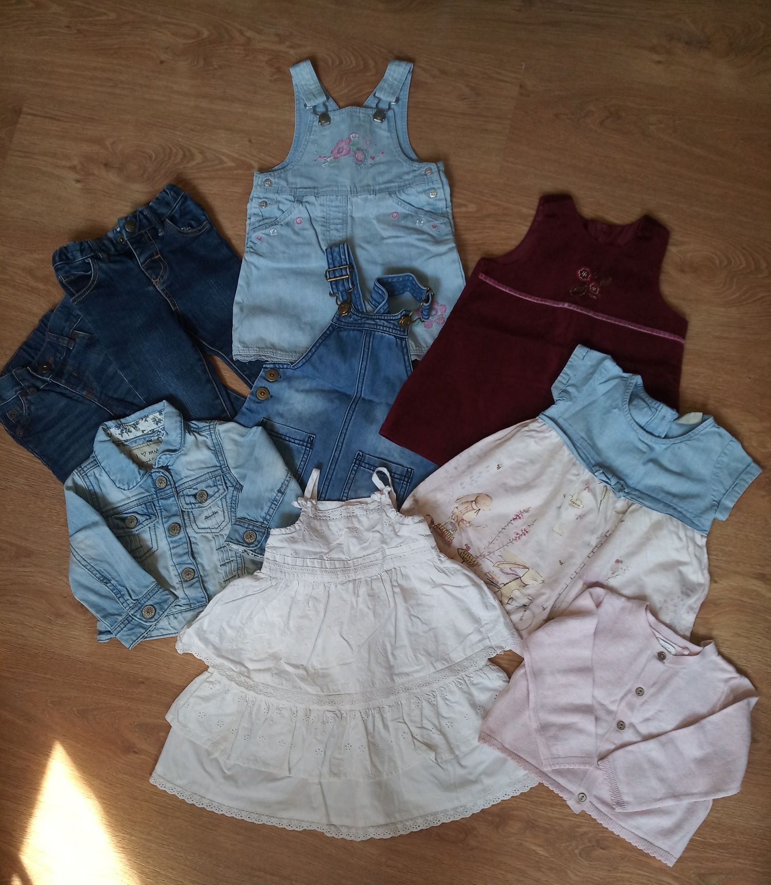 Пакет вещей для девочки 9-12 месяцев -джинсы, сарафаны, платья, куртка