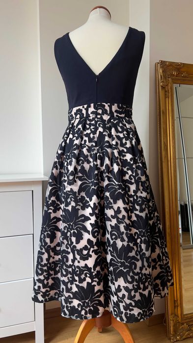 Sukienka z szyfonową halką i dekoltem w stylu Jackie Kennedy!