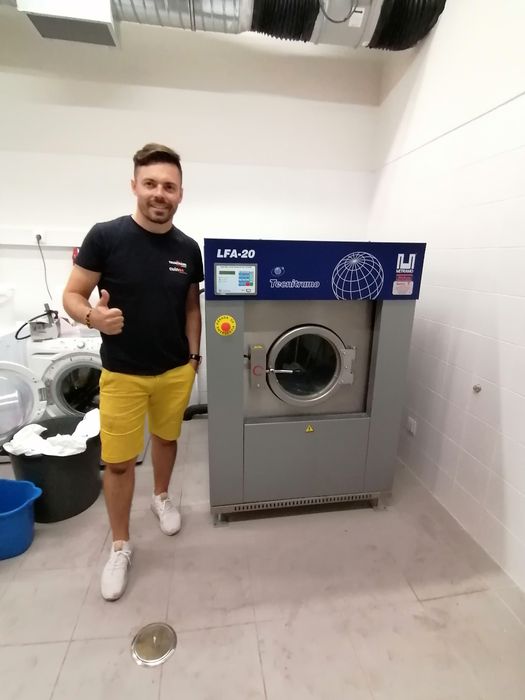 Lavandaria self service ou indústrial  máquinas de lavar e secar roupa