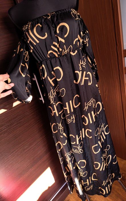 Sukienka maxi hiszpanka Czarna napisy ,rozcięcie na nodze