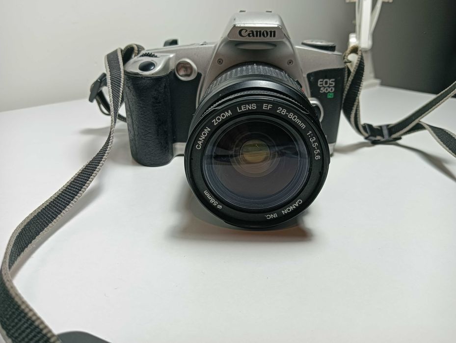 Aparat analogowy Canon EOS 500N z obiektywem 28–80mm