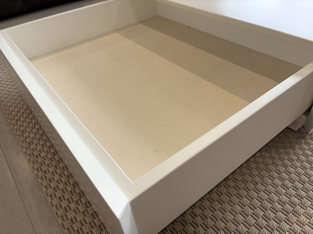 Mesa de centro branca com gaveta