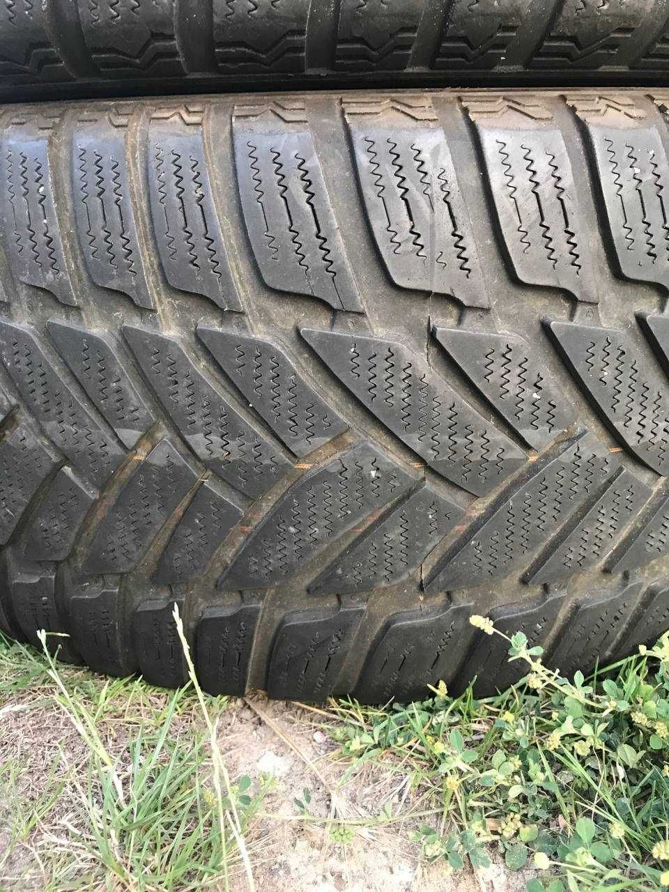 Комплект зимней резины Dunlop 245/45/R18  + запасной скат