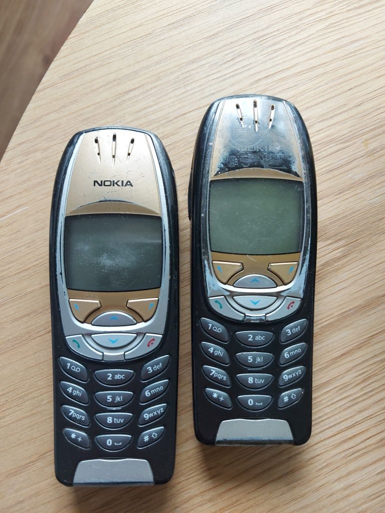 Dwa retro telefony Nokia 6310i, klasyczny model z zestawem części 6310