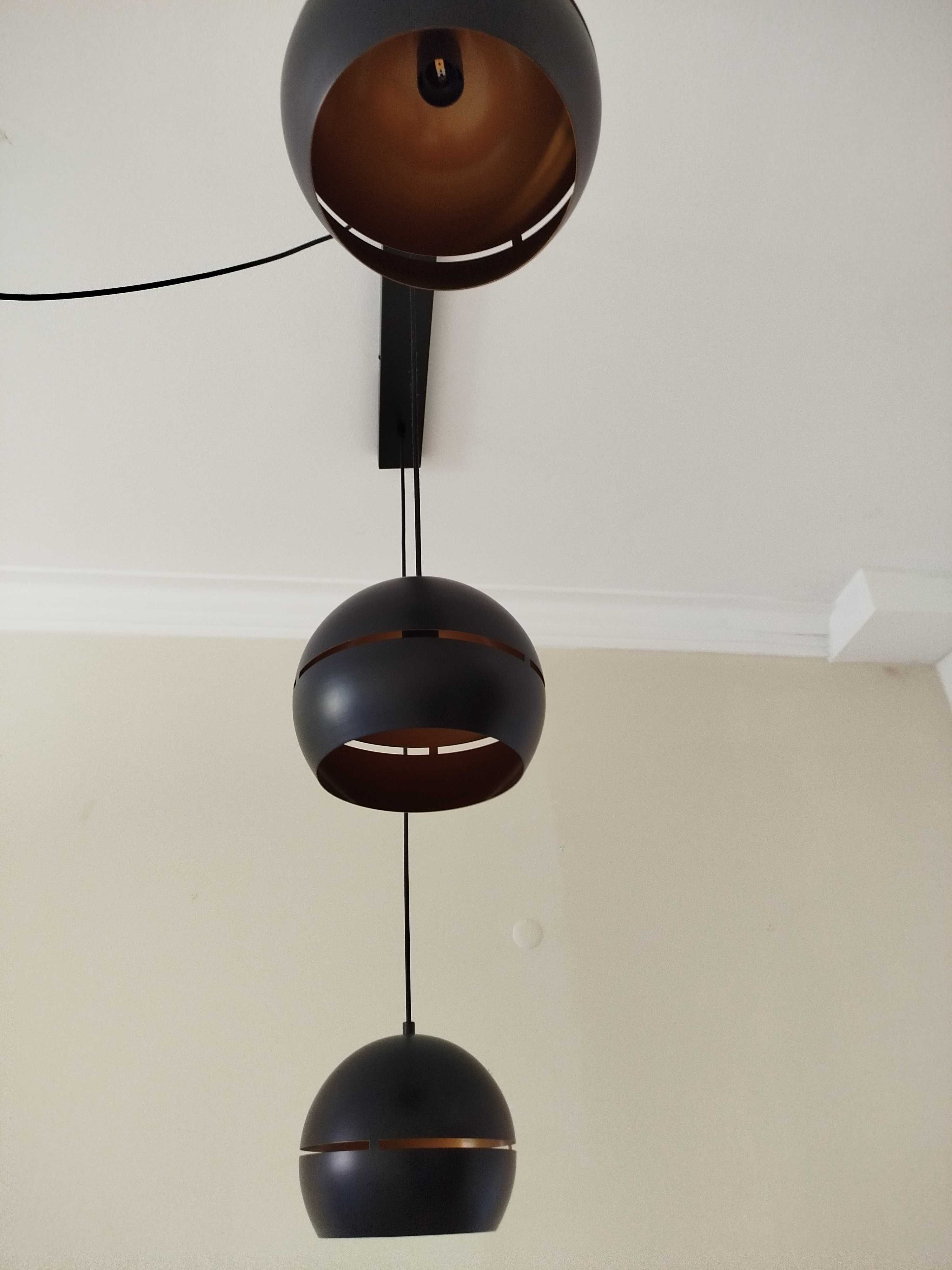 Candeeiro de teto preto com interior dourado. Candeeiro de tecto