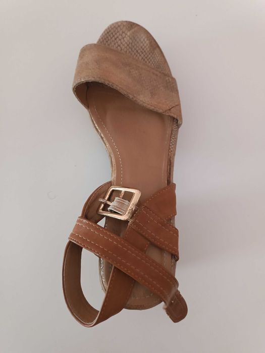 Sandálias de salto medio