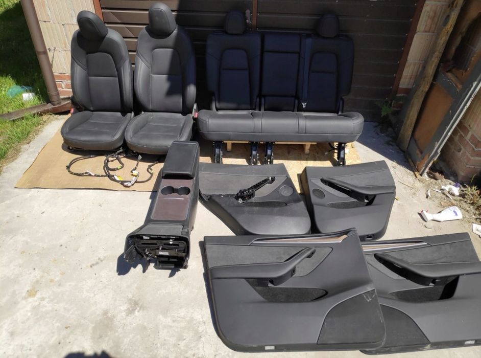 Tesla Model Y 2023 - 2025 салон, карти, консоль