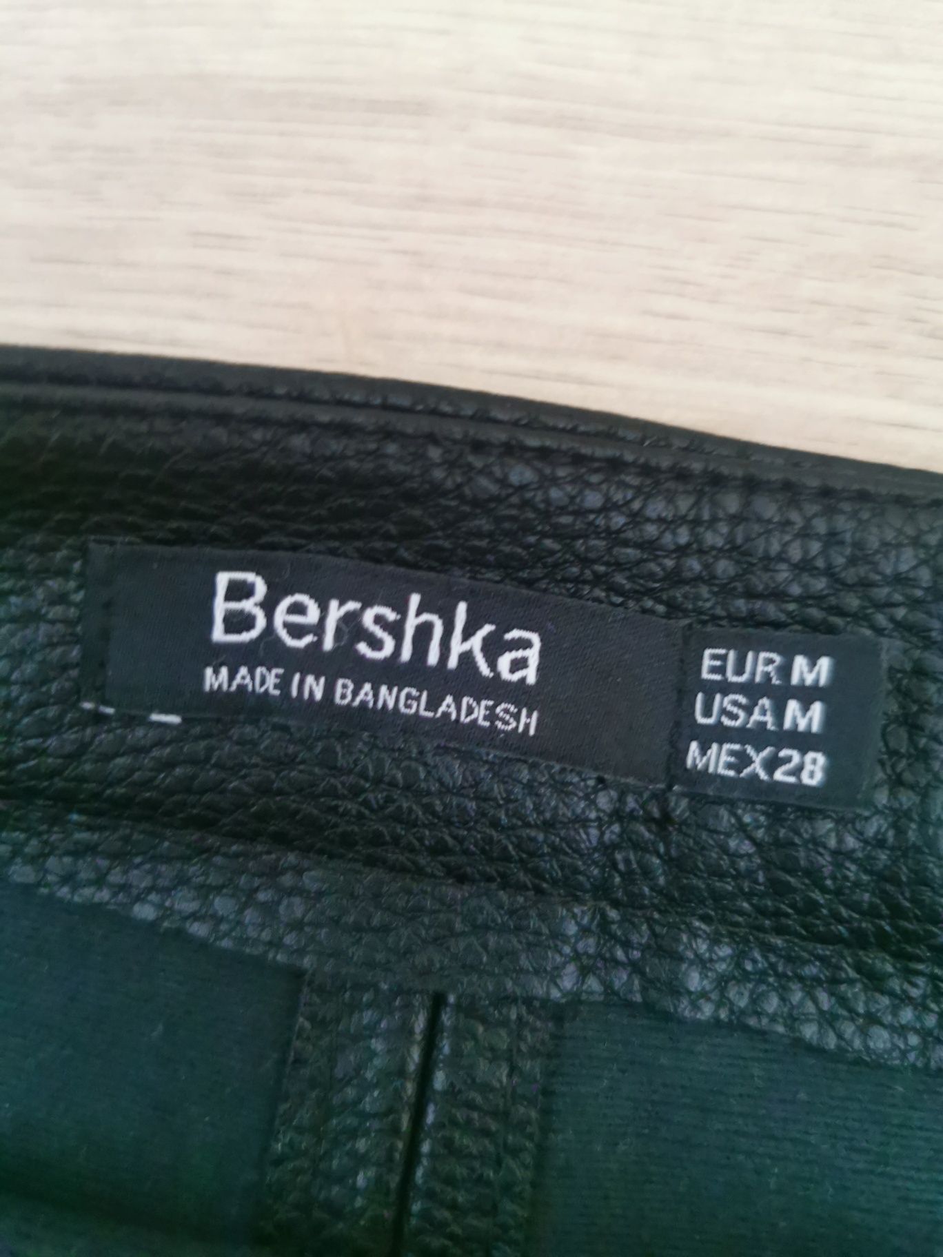 Czarna, skorzana spódnica Berhska