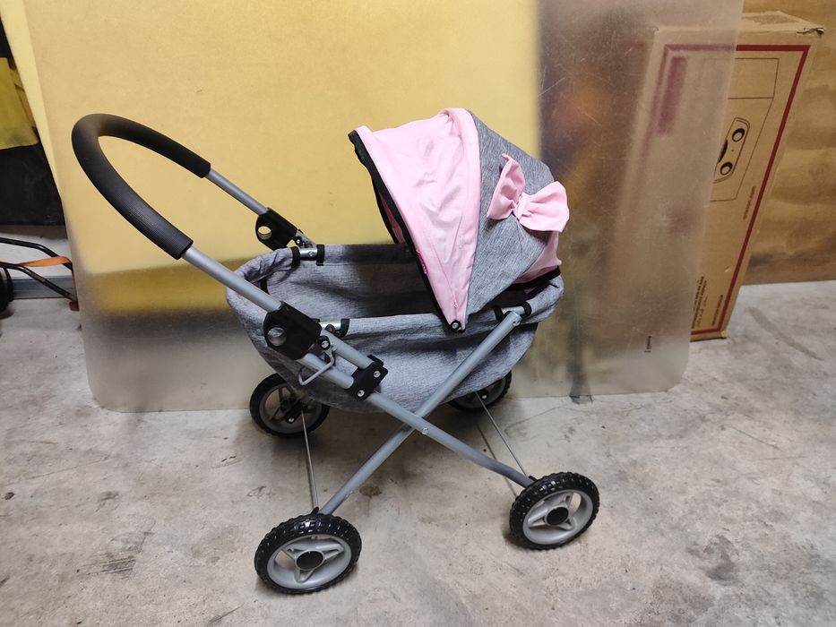 É um carrinho de bonecas