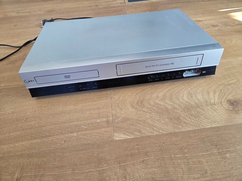 Odtwarzacz DVD i VHS marki LG V280
