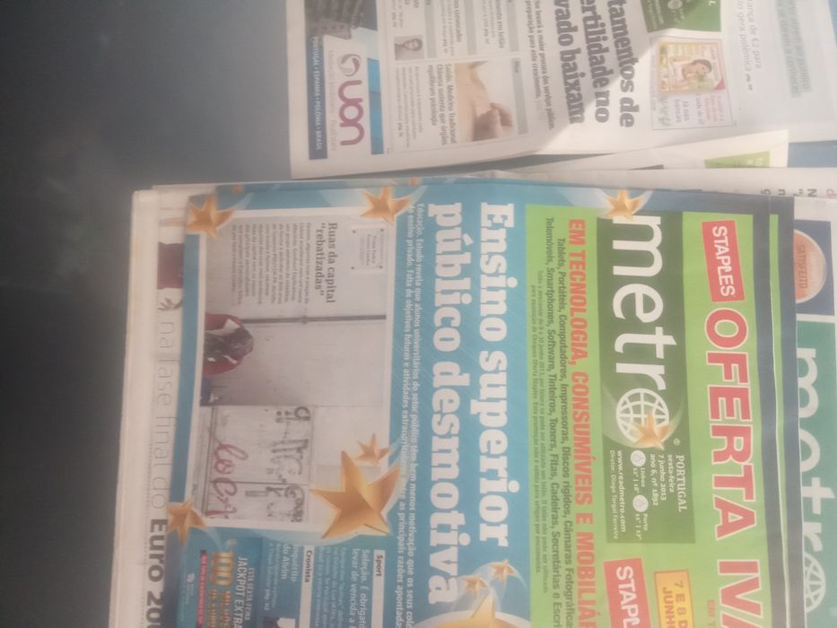 8 jornais O Metro e um folheto San Luís .