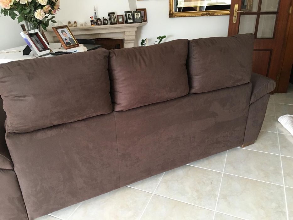 Sofá 3 lugares em camurça castanha