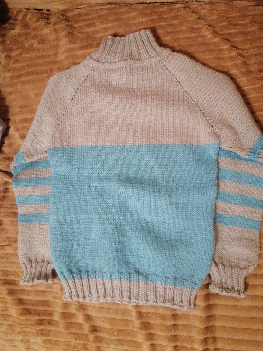 Дитячий светр ручної роботи.