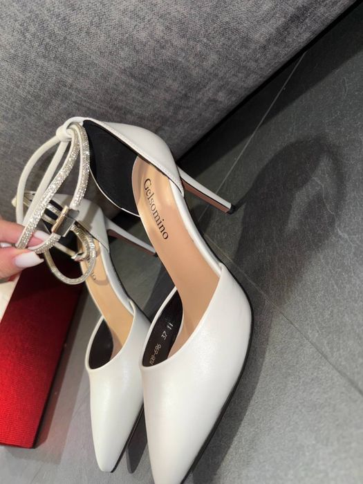 Весільні білі туфлі