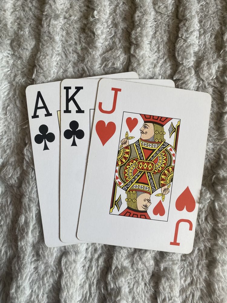 Zestaw żetonów poker/blackjack/kasyno, karty, but krupierski, tacka