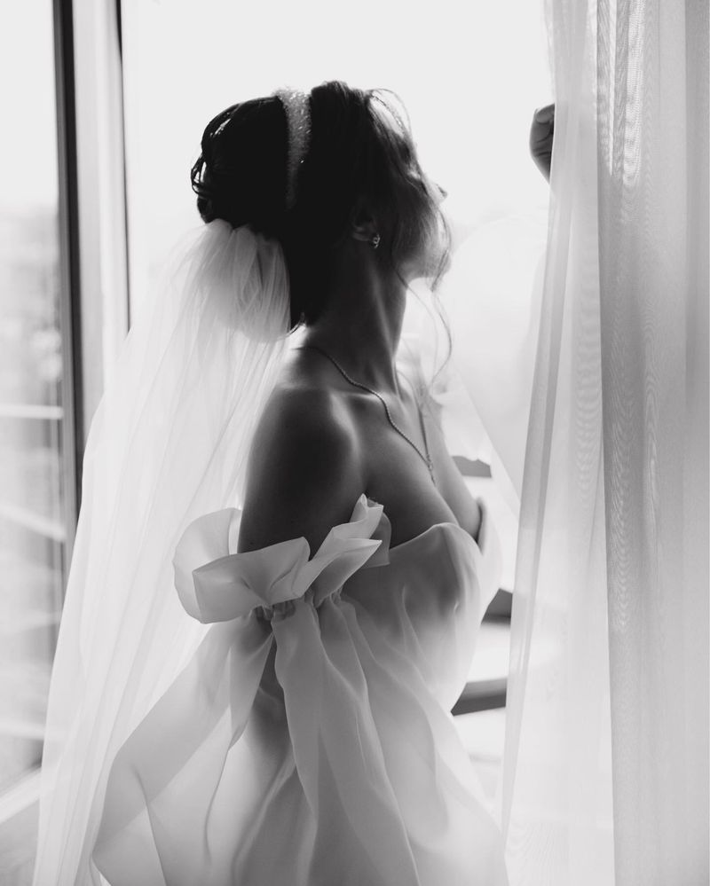 Весільна сукня із тканини воск, два варіанти образу нареченої