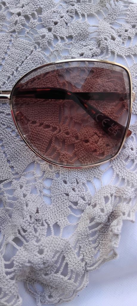Óculis de sol com armação dourada e lentes marrom-Seaside