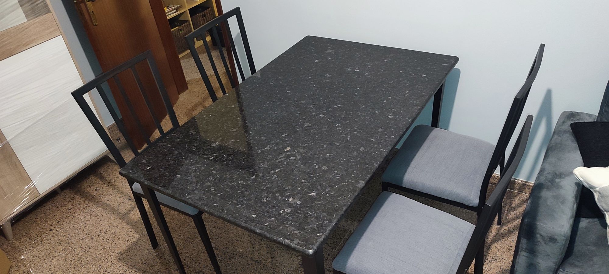 Mesa com tampo em pedra e cadeiras