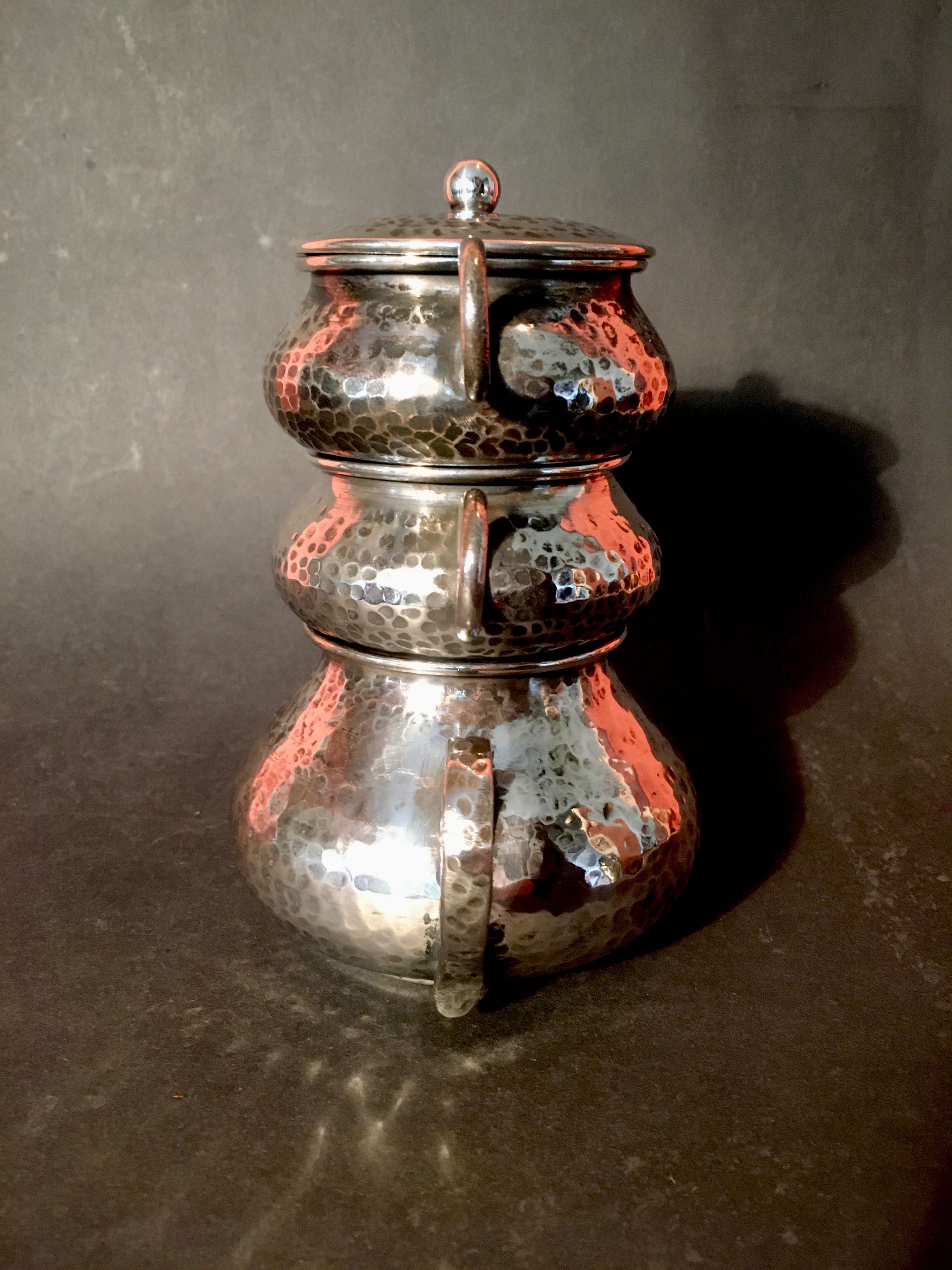 METAL MARTELADO - tricorpo para chá - século XX - altura: 16 cm/s