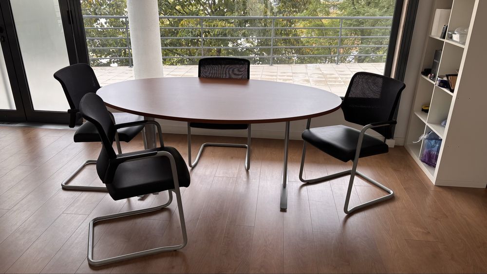 Mesa e cadeiras reunião