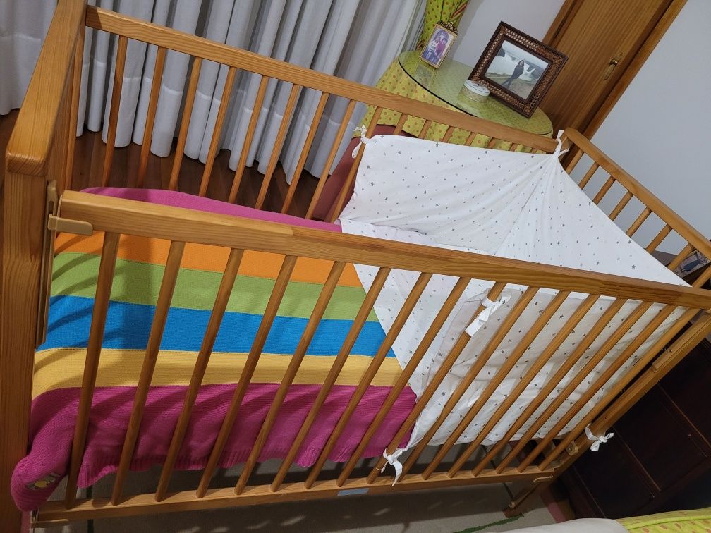 Cama de bebê e colchão