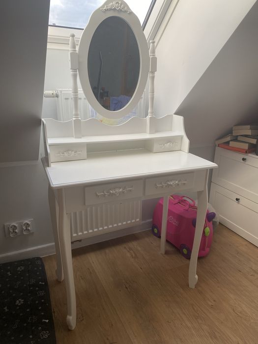 Biała toaletka kosmetyczna z lustrem