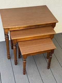 Trojaczki, trzy stoliki