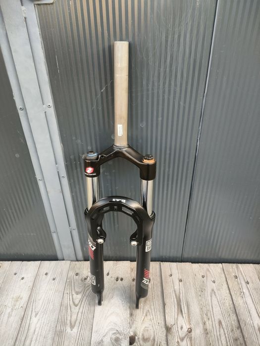 Amortyzator Rock Shox Tora Race Air. Pod koło 26 rura sterowa 1,1/8