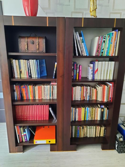 Zestaw dwóch drewnianych regałów na książki stan bardzo dobry