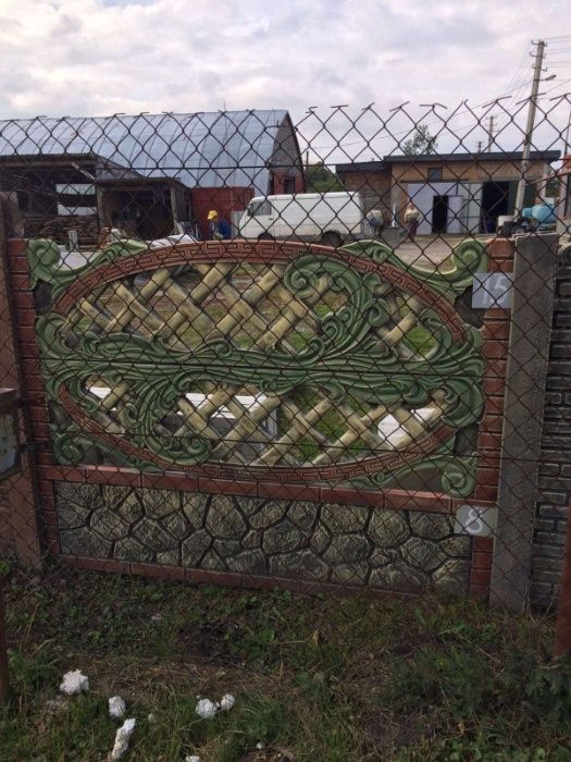 Бетонний паркан та стовпчики