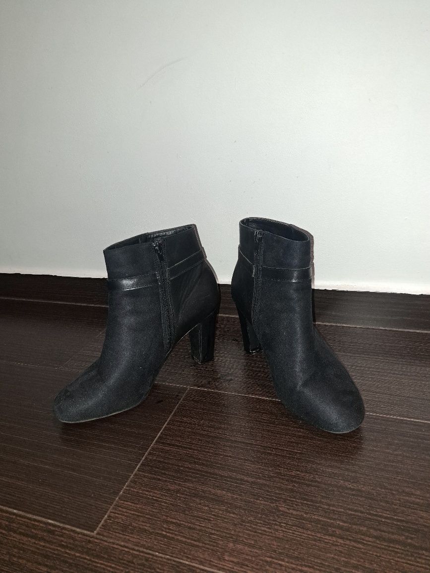 Sprzedam botki rozmiar 40.