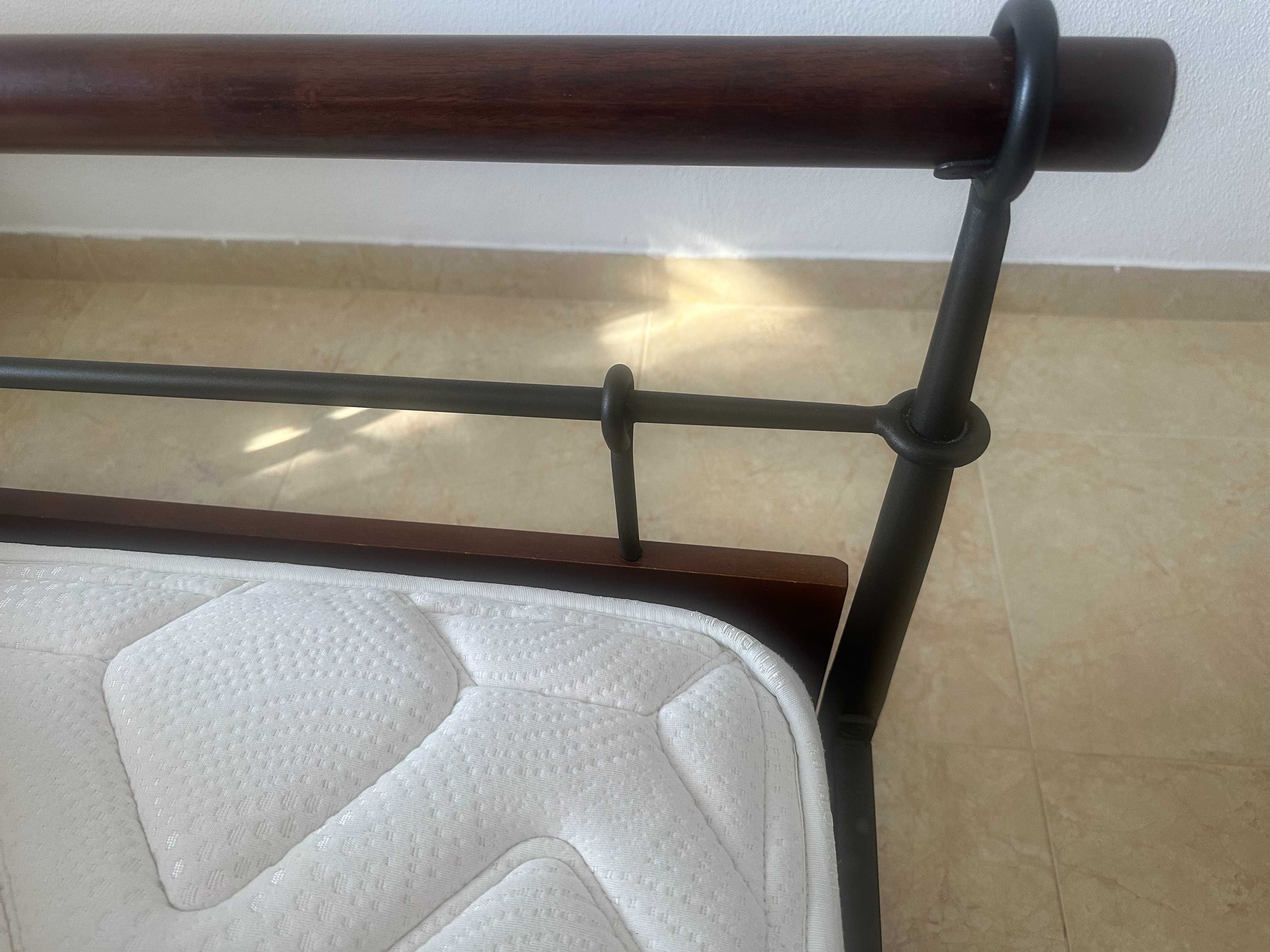 cama de casal em ferro e madeira