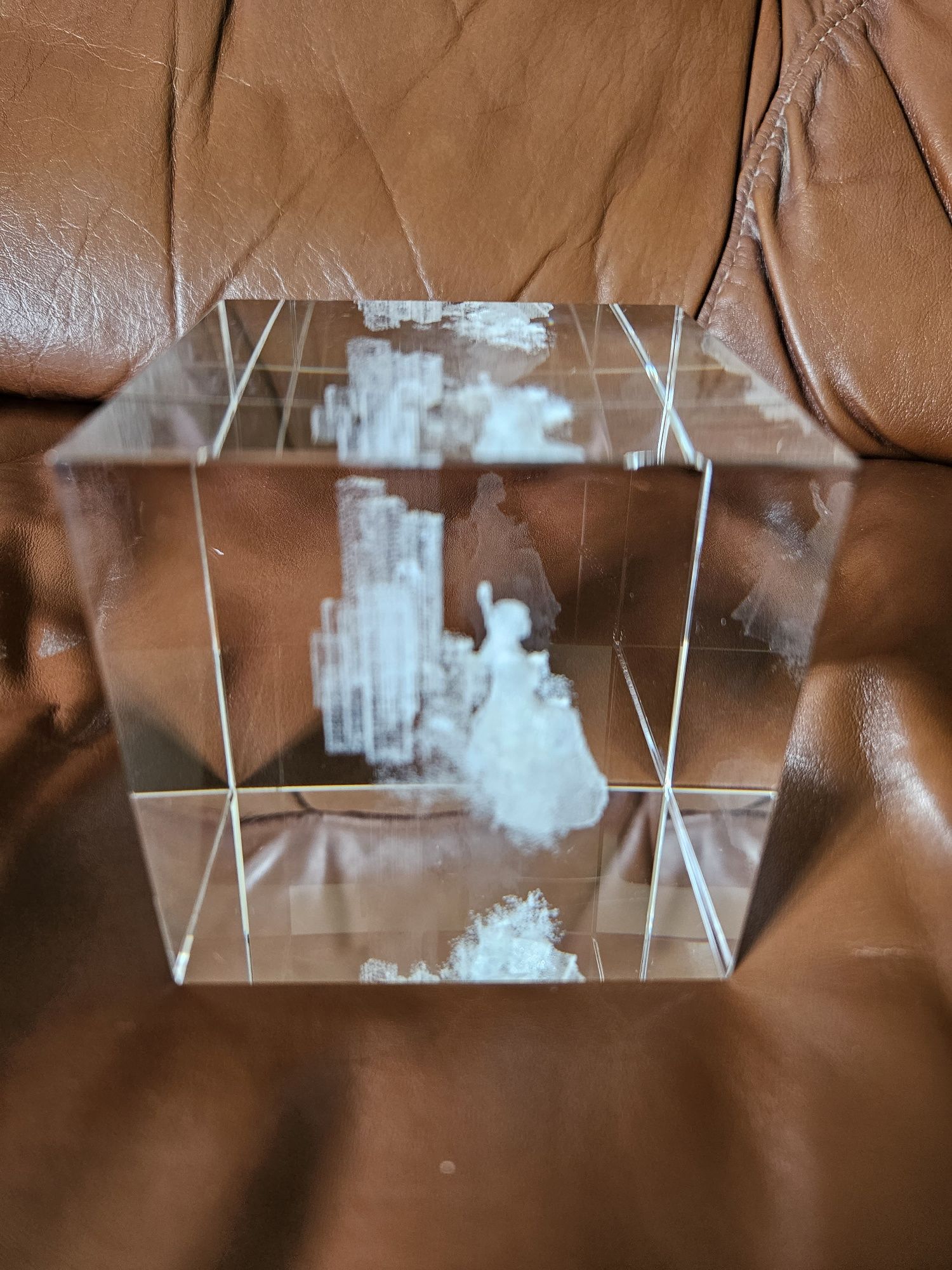 Cubo em cristal transparente