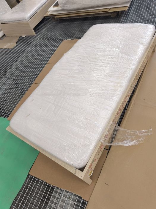 Dwa łóżka z materacami 160x80x25