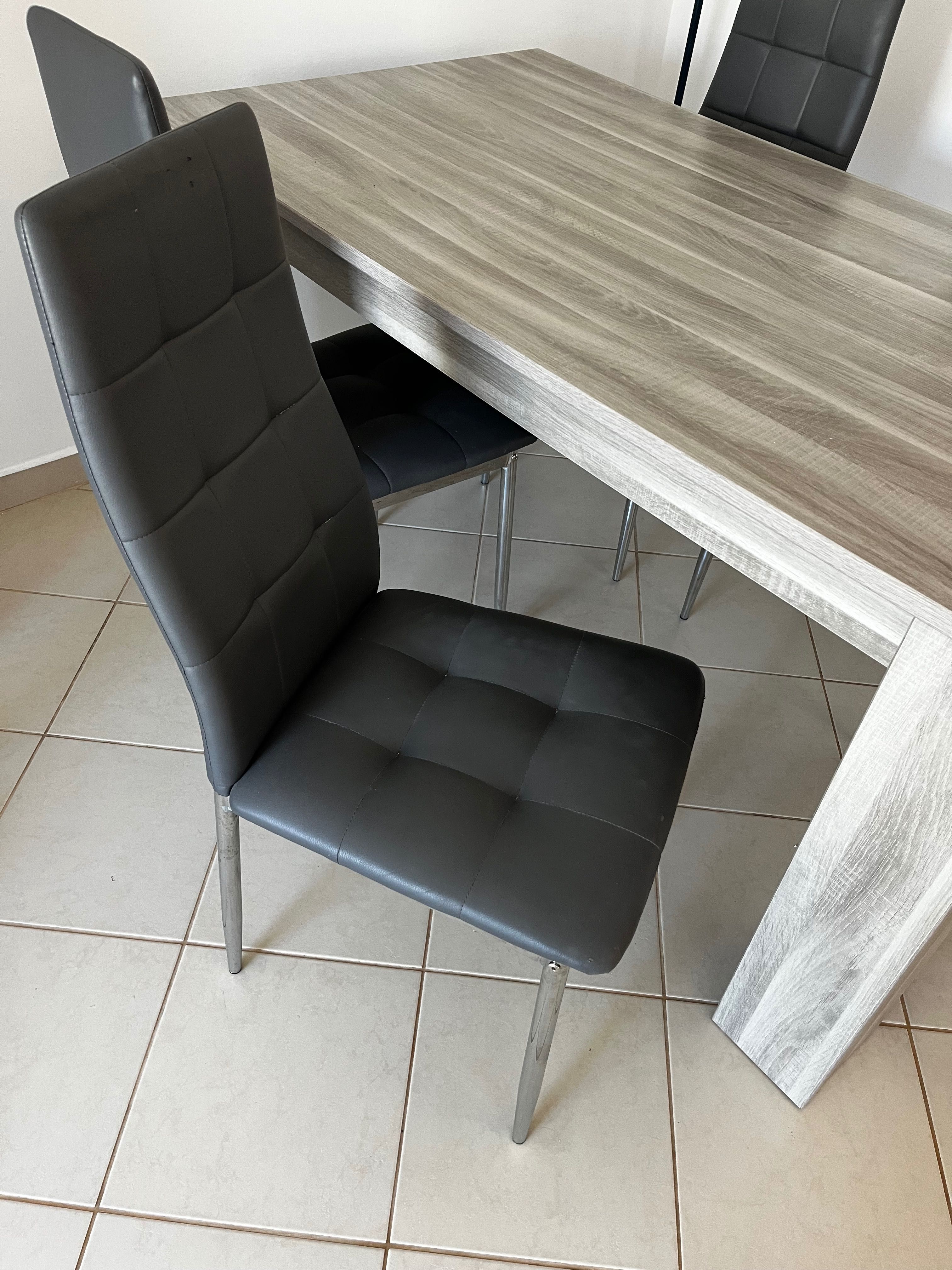 Mesa con 4 cadeiras