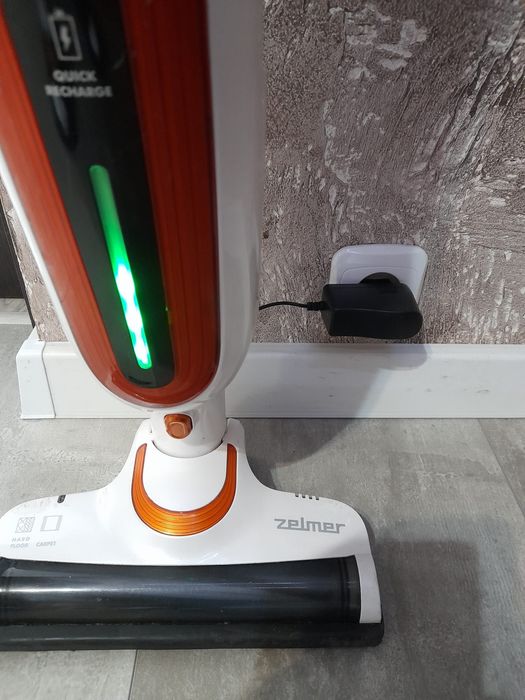 Odkurzacz pionowy Zelmer na części plus ładowarka