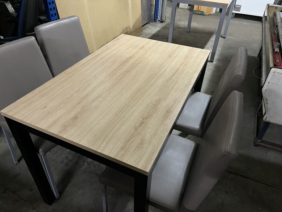 Mesa rectângular com 4 cadeira forradas a cinzento