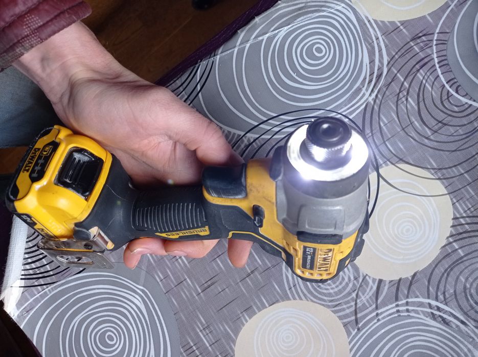 Шурупокрут Dewalt DCF801