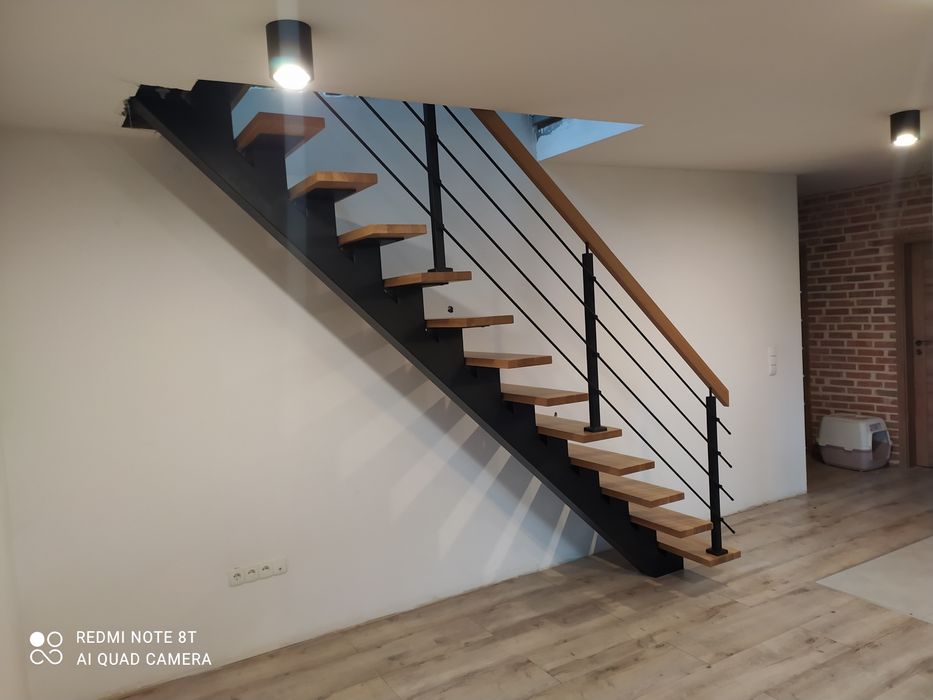 Schody drewniane na metalowej konstrukcji nowoczesne loft