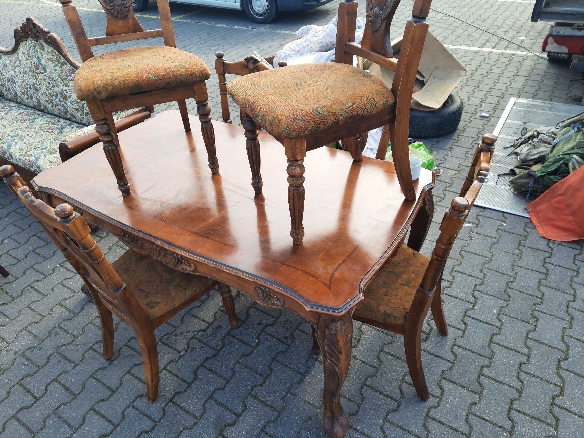 Stół i sześć krzeseł rzeźbionych
