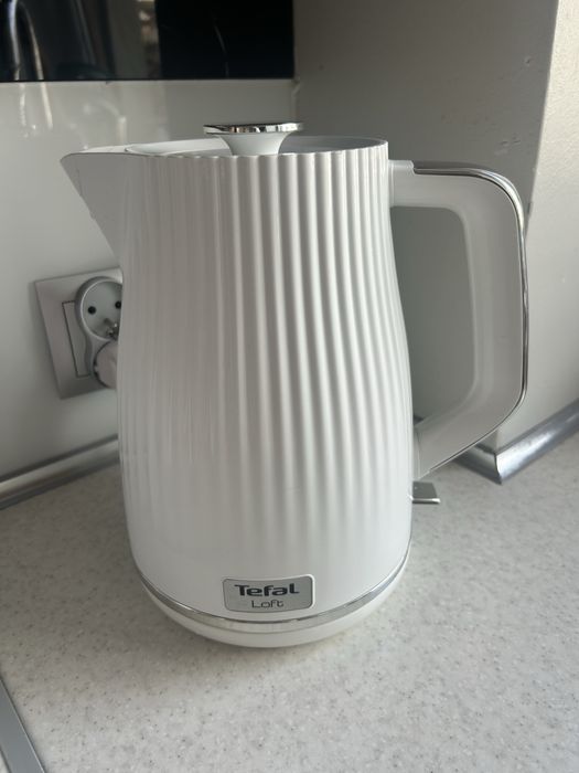 Biały Czajnik elektryczny w prążki  Tefal Loft