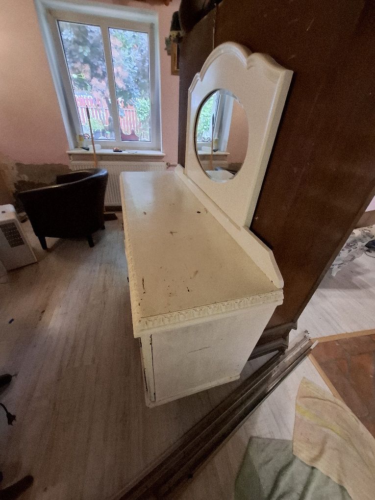 Pojemna komoda ze zdobieniami i  lustrem - antyk