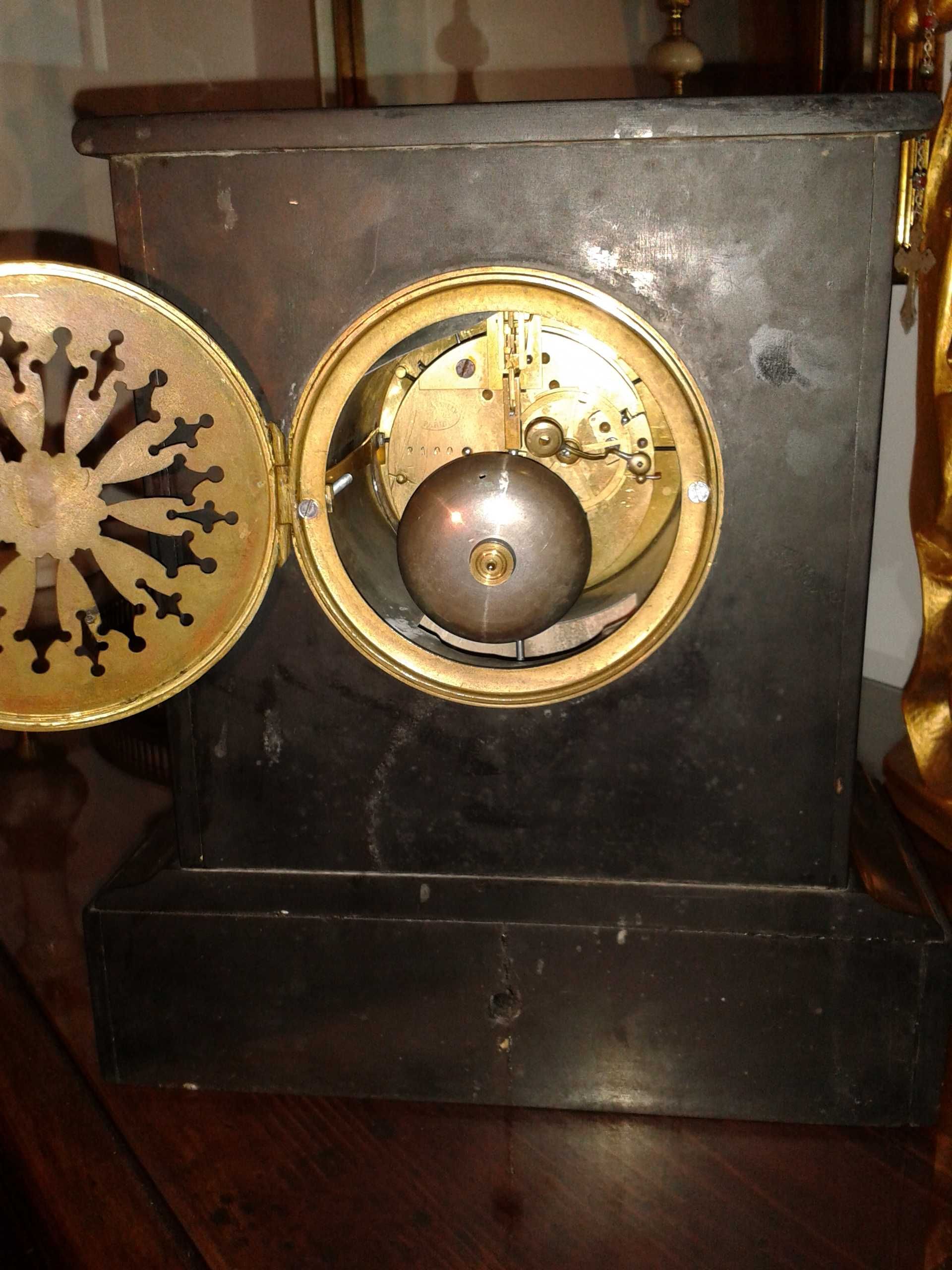 Stary zegar kominkowy z polowy 19-wieku