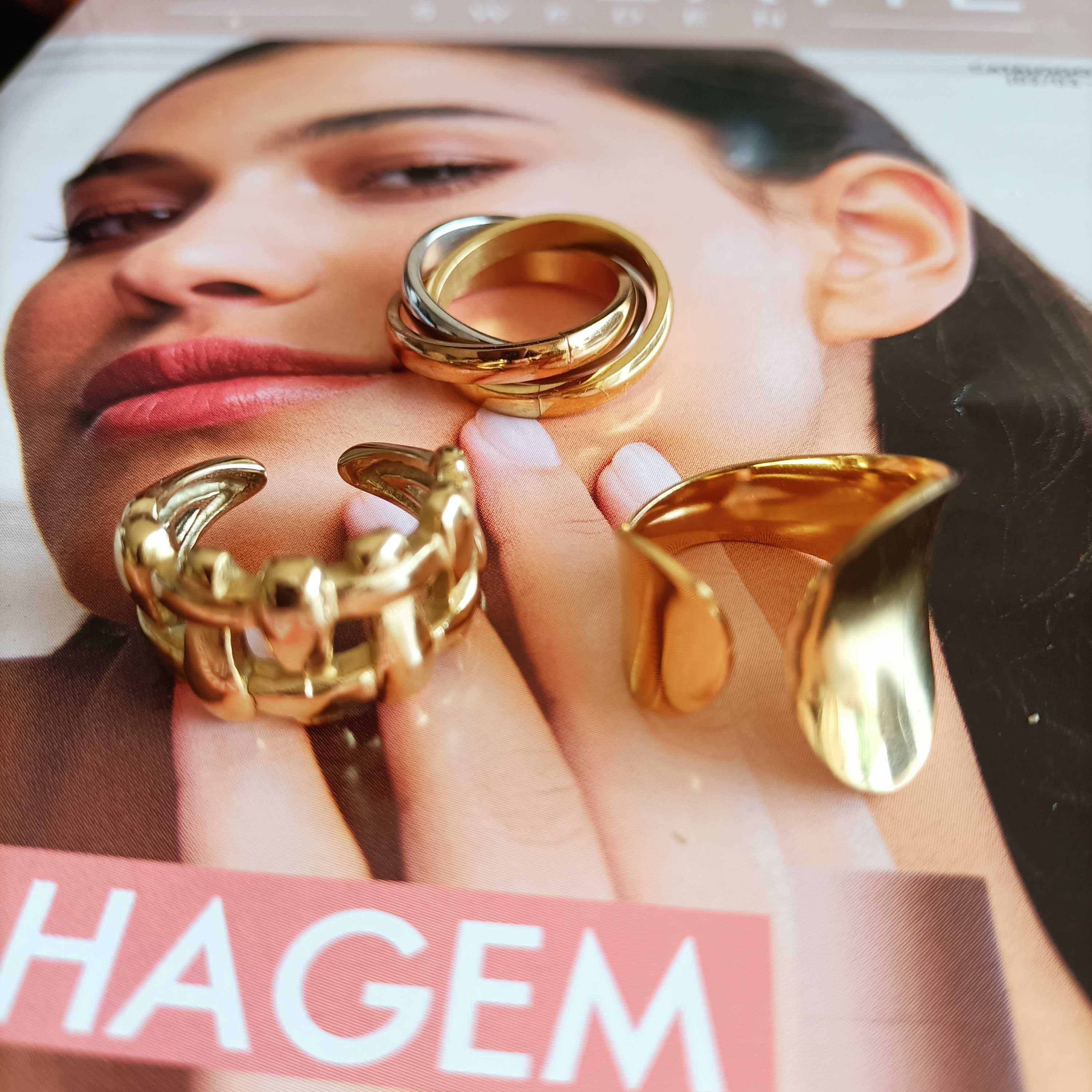 Conjunto de três anéis em aço.